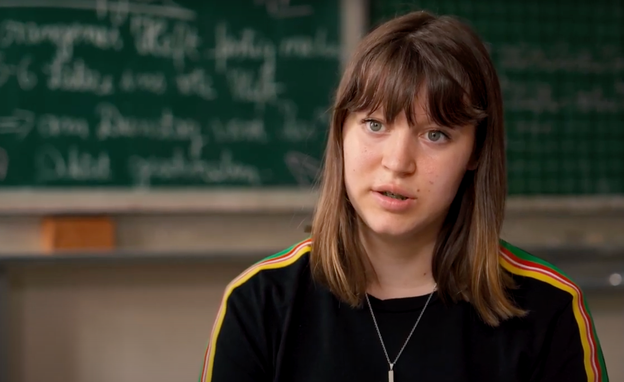 Schülerin des Pfalzinstituts im Gespräch